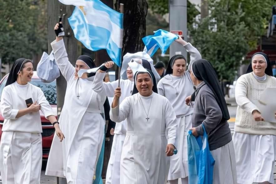 Lo que cantaron estás monjas al ganar el partido sorprendió a todos los vecinos: "El que no salta ...."