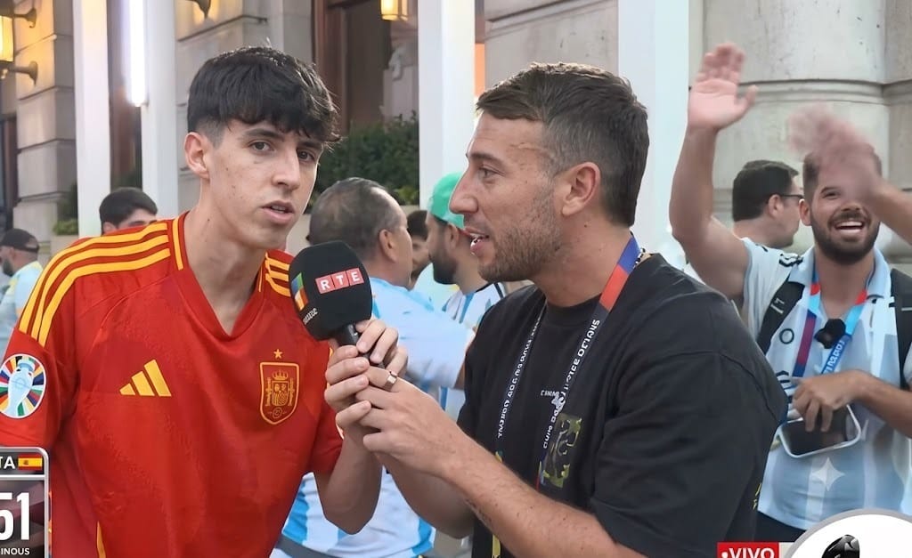 Hincha español se enojó por que hinchas argentinos lo humillaron en vivo con lo que le cantaron en la jeta