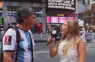 Captura del tuit: hincha argentino y Nati Jota en Times Square
