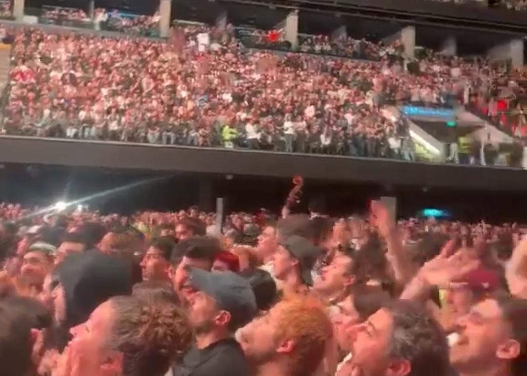 Lo que cantó la gente en el recital de Rosalía dejó a Milei recontra caliente